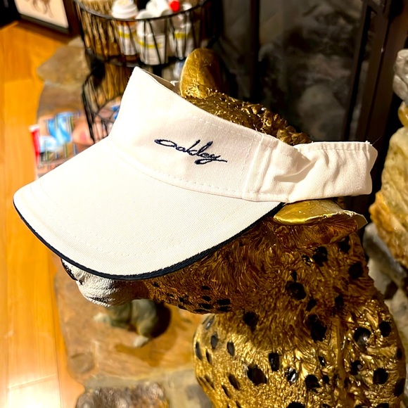 Oakley. White and Black Adjustable Visor. Never Used - Picture 2 of 5